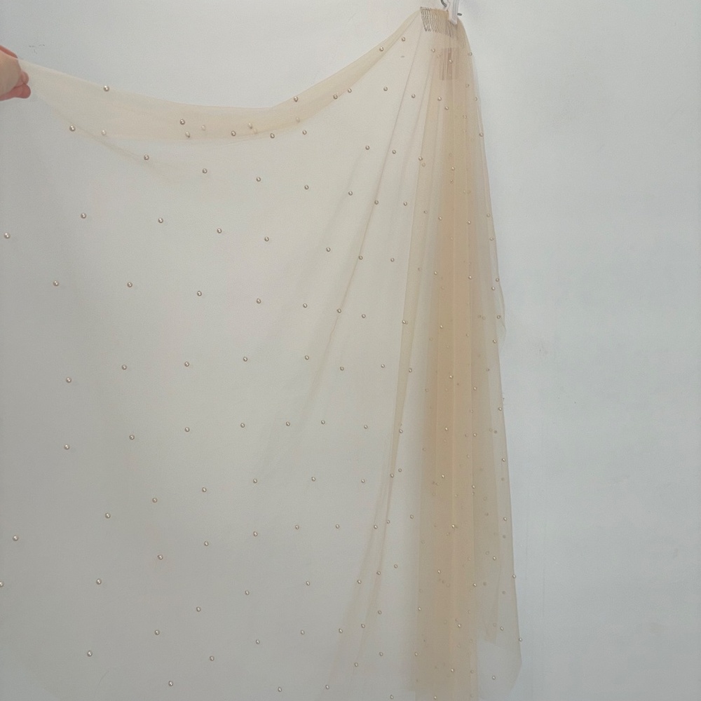 Pearl-Adorned Soft Tulle Veil in Nude
